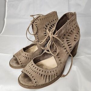 Vince Camuto Tarita Lace Tan Geometric Cutouts Heels Sandals sz 7.5